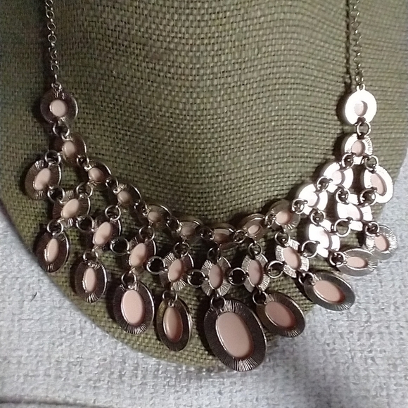 Goldtone pink faceted runway statement necklace - Picture 3 of 5